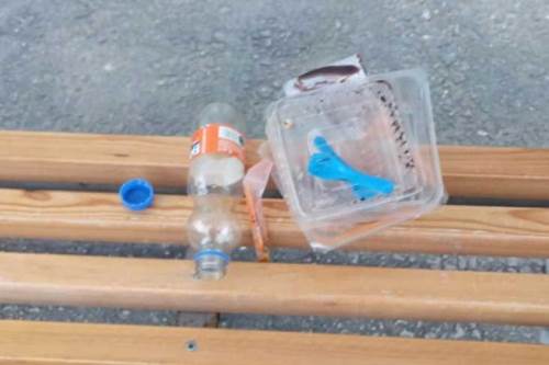 Durağa bırakılan çöpler tepki çekti
