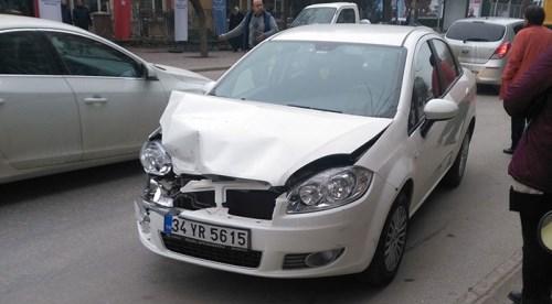 Duramadı kamyonete çarptı