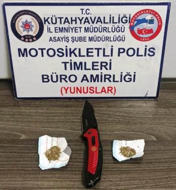 Durdurulan Araçta Uyuşturucu Madde Ve Kesici Alet Ele Geçirildi
