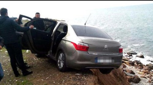 Düşmesin diye aracın kapılarından tuttular