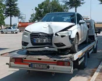 Duvara Çarpan Otomobilde Biri Çocuk 2 Kişi Yaralandı
