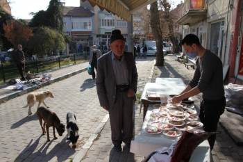 Duyarlı Esnaf, Pazarda Sokak Hayvanları İçin Meyve Tabağı Sattı
