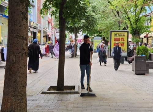 Duyarlı esnaftan çevreye temiz mesaj