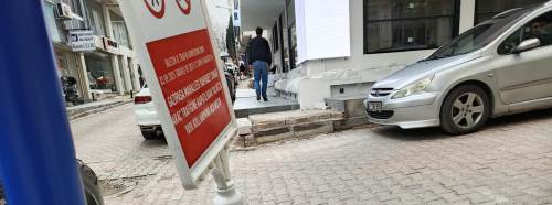 Duyarsız sürücüler pes dedirtti: Yayalaştırılan sokakta araç işgali sürüyor!