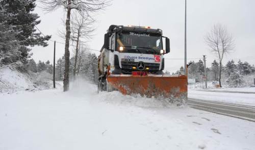 Düzce Belediyesi kar yağışı ile mücadeleye hız verdi