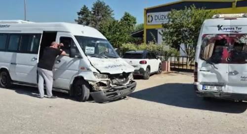 Düzce'de 2 servis aracı ve tır kazaya karıştı: Yaralılar var