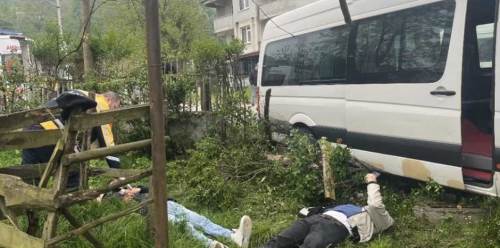 Düzce’de işçileri taşıyan minibüs ağaca çarptı: 8 yaralı