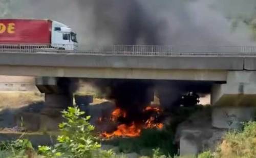 Düzce’de köprü altındaki yangın trafikte korku yarattı