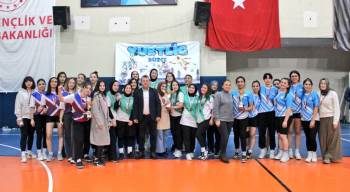 Düzce'de Mahpeyker Sultan Yurdu şampiyon oldu