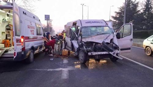 Düzce’de minibüs kazası: Tıra çarpan sürücü sıkıştı