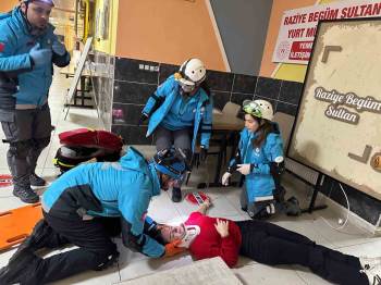 Düzce'de öğrencilere deprem tatbikatı eğitimi verildi