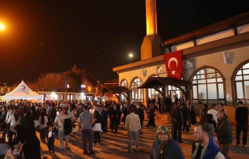 Düzce’de teravih sonrası bal şerbeti ikramı