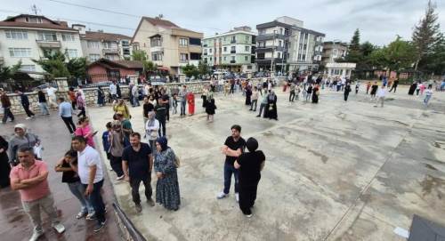 Düzce’de YKS heyecanı: Aileler dualarla çocuklarını destekledi