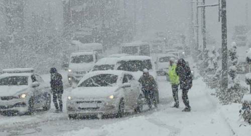 Düzce'deki kar yağışı trafikte kaosa sebep oldu