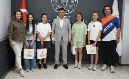 Düzce'nin başarılı tenisçileri İsa Yazıcı ile bir araya geldi