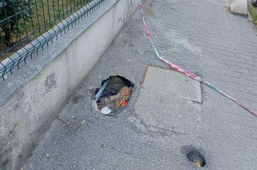 Eakişehir'de kaldırım böyle çöktü: Vatandaş acil onarım bekliyor