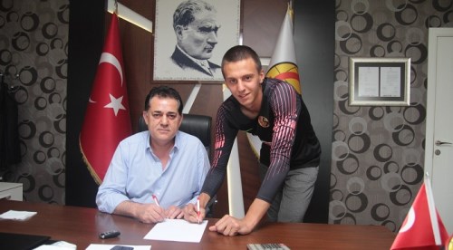 Ebrar Yiğit profesyonel oldu