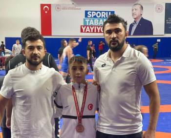 Efe Nuh Dinçer, Güreşte Tavşanlı’Nın Gururu Oldu
