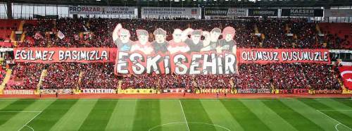 Eğilmez başımızla ölümsüz düşümüzle