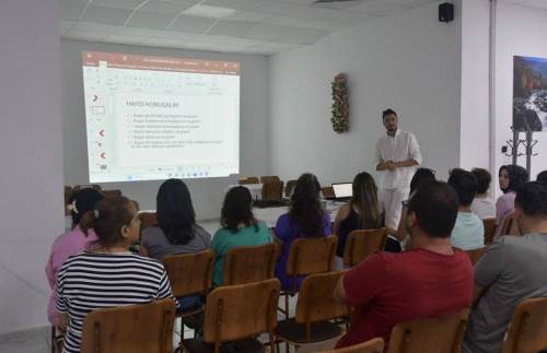 Eğitim sırası personelde