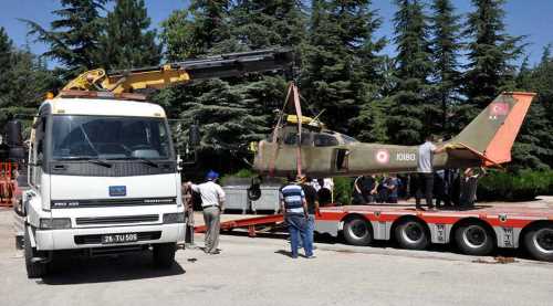 Eğitim uçakları yeni okula taşındı