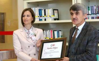 Eğitimci Neziha Çelik, Dpü Şehit Astsubay Ömer Halisdemir Kütüphanesi’Ne Kitap Bağışında Bulundu
