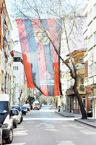 Şehir bayraklarla süsleniyor