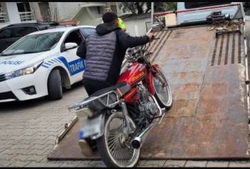 Ehliyetsiz Motosiklet Sürücüsüne 4 Ayrı Suçtan 26 Bin 90 Tl Ceza Uygulandı
