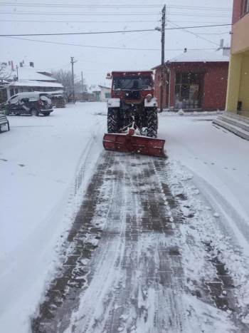 Ekipler Gece Gündüz Çalışarak Yolların Buzlanmasını Engelledi
