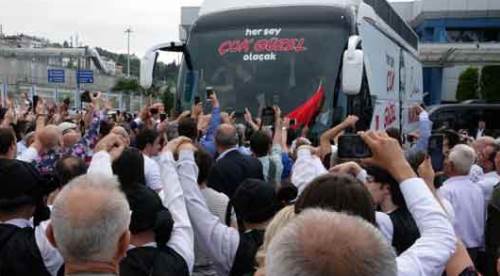 Ekrem İmamoğlu’na memleketi Trabzon’da coşkulu karşılama