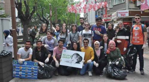 El ele verip çöp topladılar