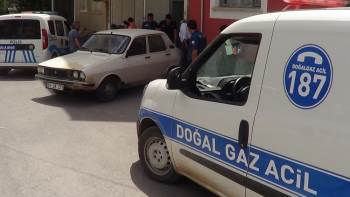 El Freni Çekilmeyen Otomobil Doğal Gaz Kutusuna Çarptı
