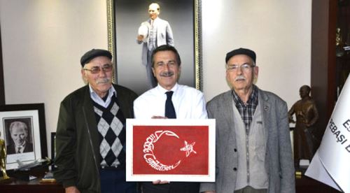 El işlemesi bayrağı Başkan Ataç'a hediye etti