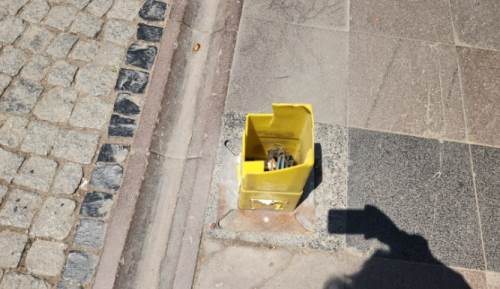 Elektrik dubasından sarkan kablolar tehlike yaratıyor