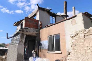 Elektrik Kontağından Çıkan Yangında Ev Kullanılamaz Hale Geldi
