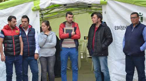 Elinde fotoğrafı şehit kardeşini bekliyor