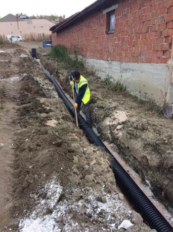 Elinde Kürekle Çalışan Başkan Takdir Topladı
