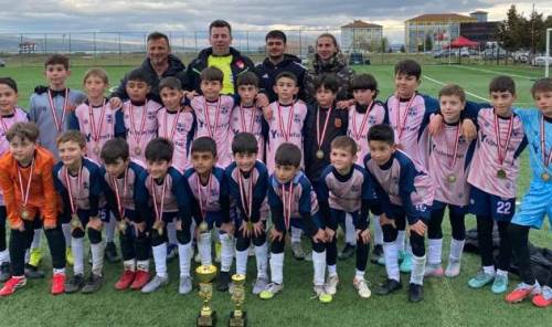 Elit F.K’dan gururlandıran performans