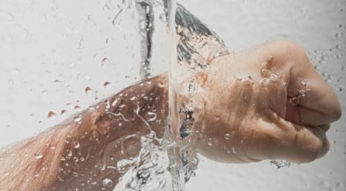 Elleri Buzlu Suda Bekletmenin Faydaları ve Japon Sabah Rutini