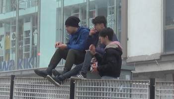 Ellerinde Çekirdek Bina Yıkımını Film İzler Gibi Seyrettiler
