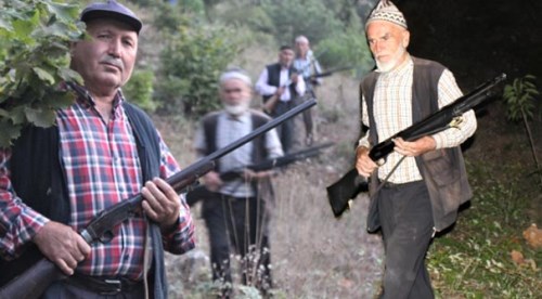Ellerinde tüfeklerle gece gündüz nöbetteler