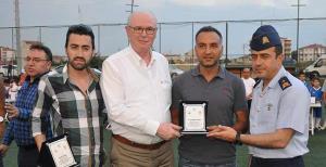 Emeği geçenlere plaket