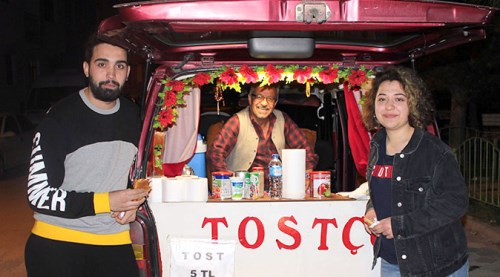 Emekli maaşı yetmeyince tostçu oldu