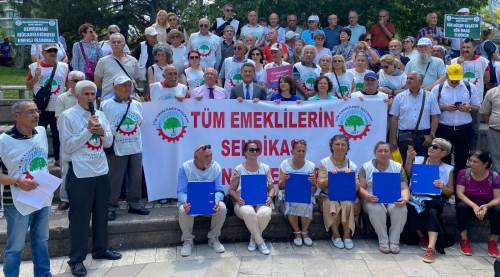 Emekliler 100 bin imzayı Özgür Özel'e teslim etti