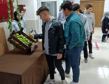 Emet Anadolu İmam Hatip Lisesinde, “Askıda Meyve" Projesi
