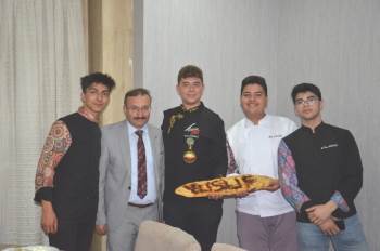 Emet Pidesi Pizzayla Yarıştı
