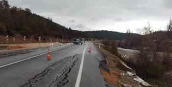 Emet-Tavşanlı Karayolunda İstinat Duvarı Göçtü
