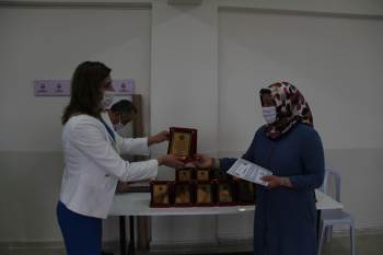 Emet’Te 10 Bin Maske Üreten 14 Gönüllü Bayana Plaket Verildi
