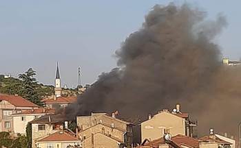 Emet’Te Ahşap Ev Yangını Korkuttu
