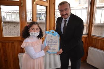 Emet’Te En Çok Kitap Okuyan 5 Öğrenci Ödüllendirildi
